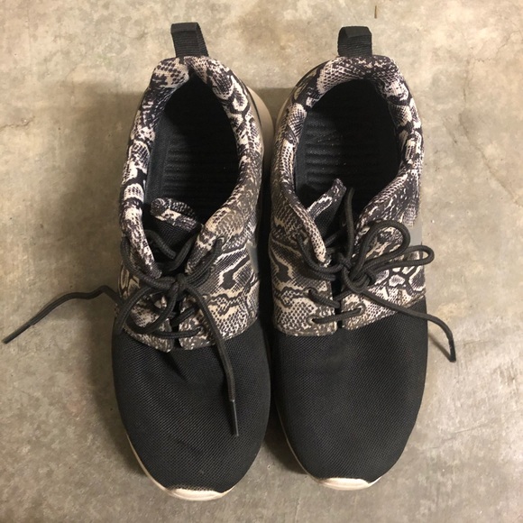 Nike Roshe One Sneaker - Picture 2 of 3